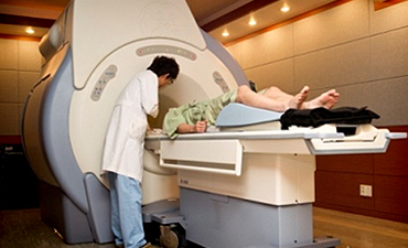 잠실자생한방병원 자생치료의 특징-MRI 검사하는 환자와 의사의 모습